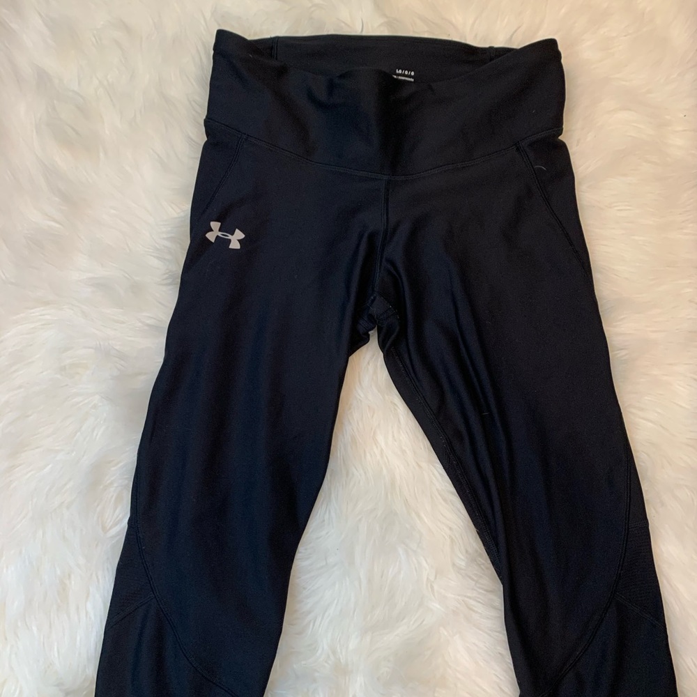 Under armour cropped black leggings.